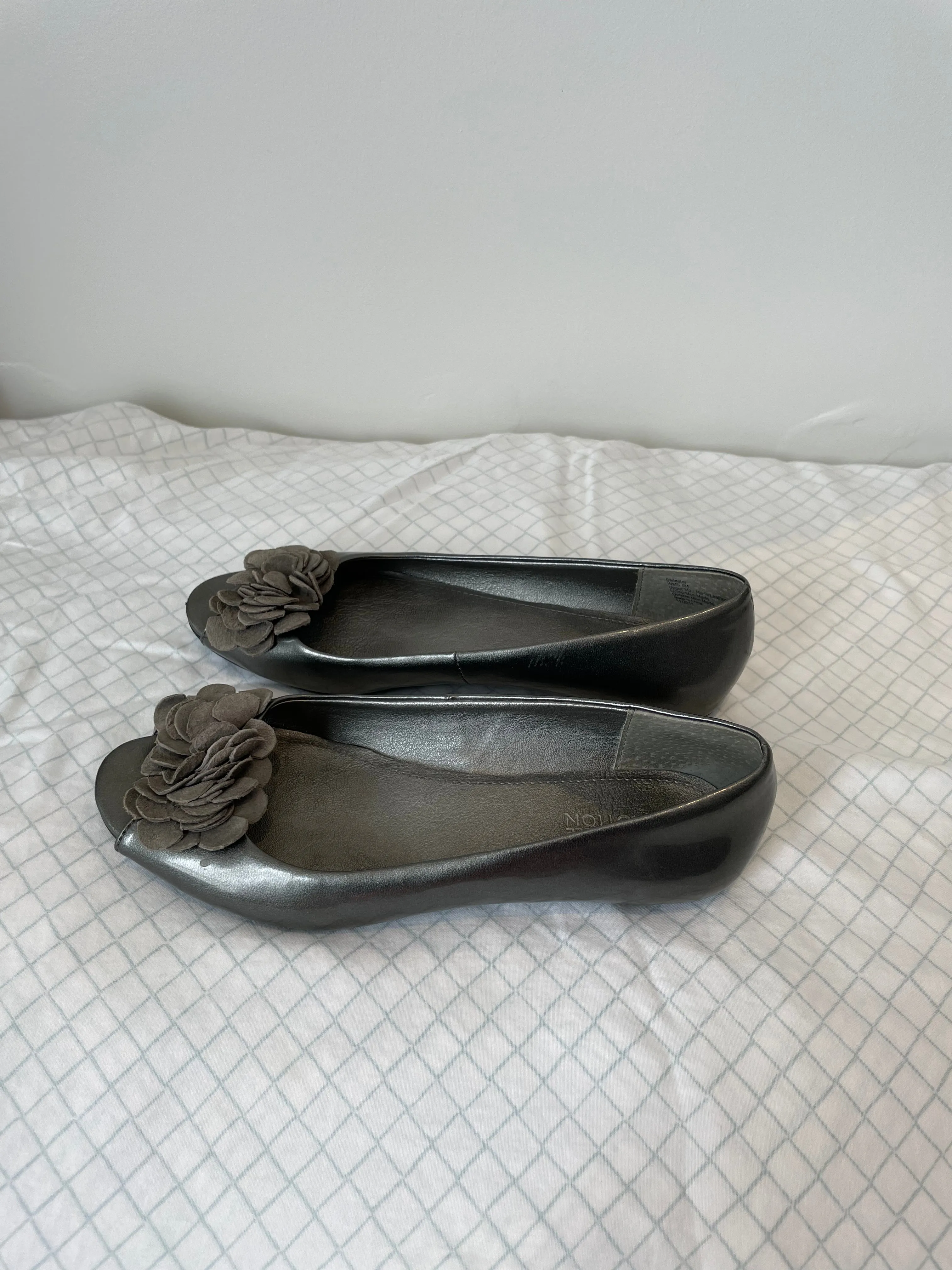 Kenneth Cole Silver Patent Style Leather Toe Applique Peep Toe Flats - Size 6